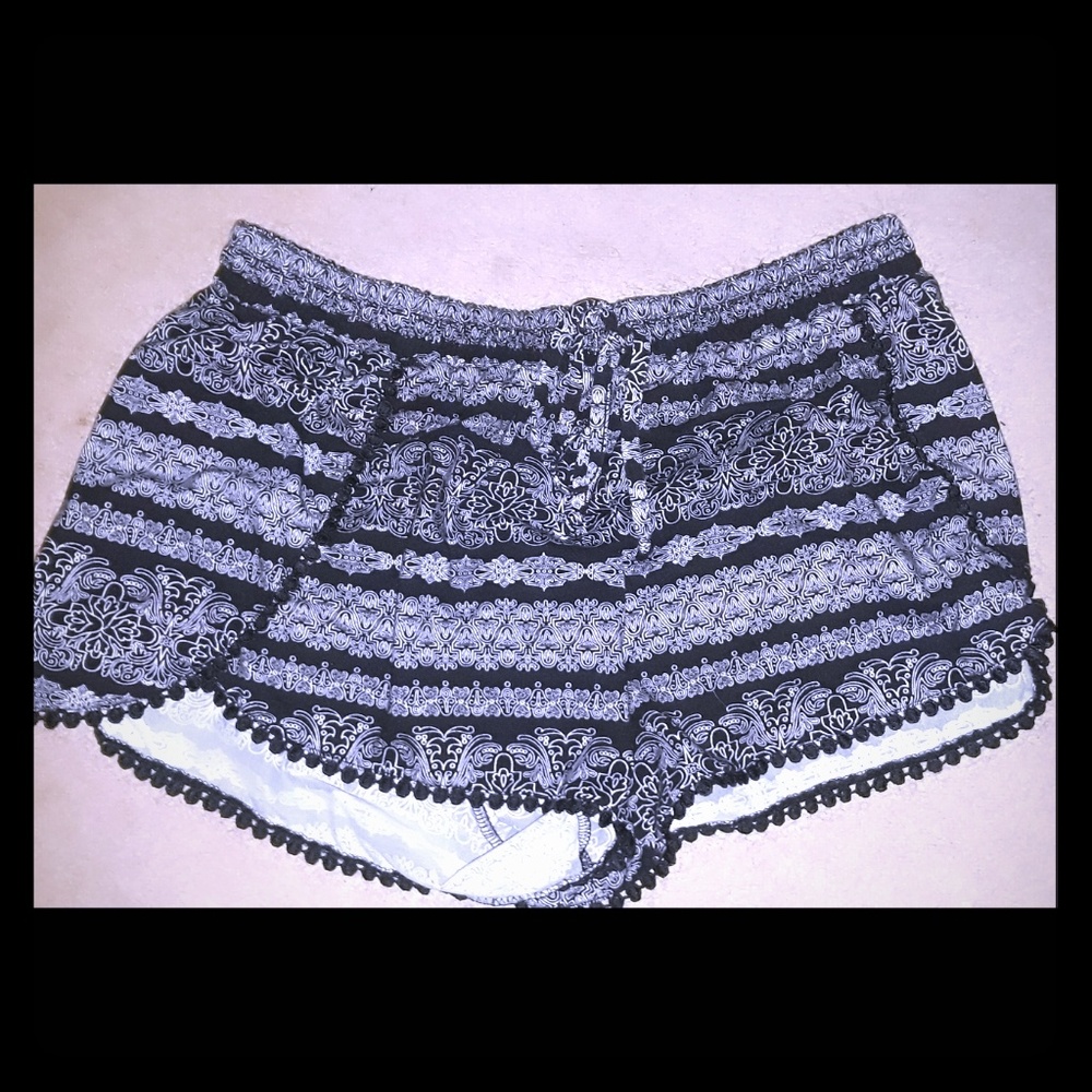 Size large abstract print shorts
